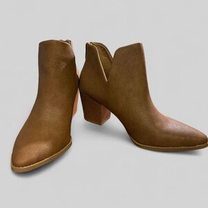 Brown Ankle Boots with V-Cut and Stacked Heel Size 8 Sun & Stone NIB